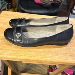 Cliffs by White Mountain Flats gently use condition, size 10 medium​​
